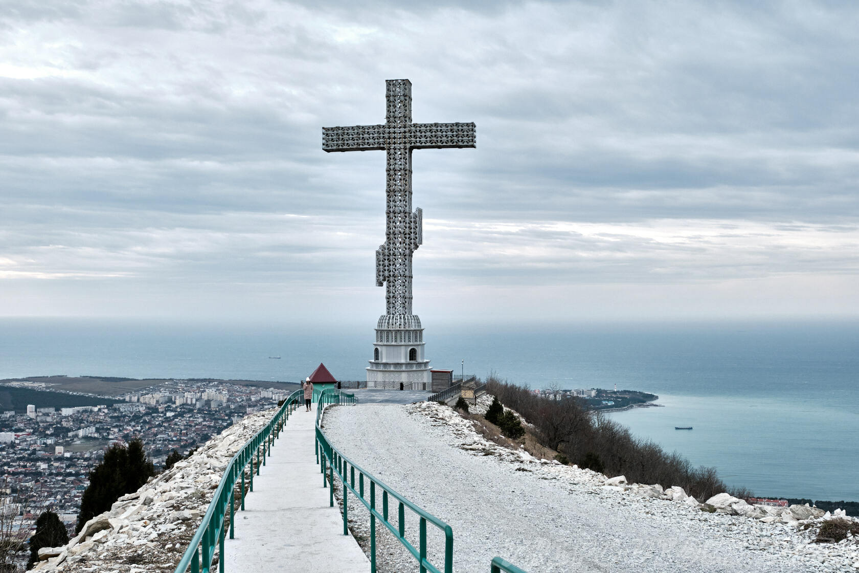 Крест в геленджике на горе фото