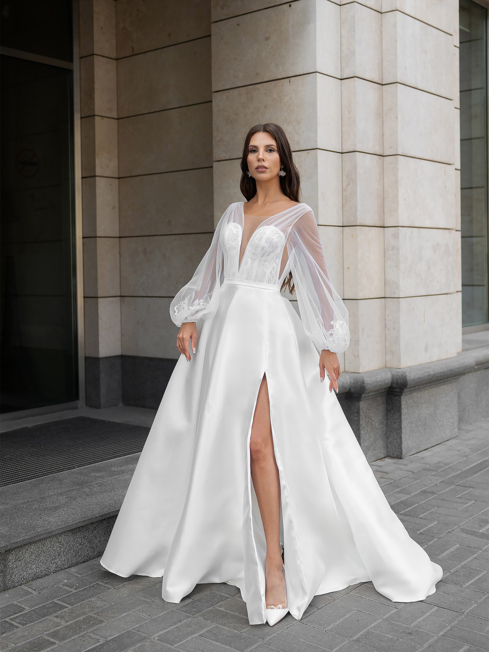 Свадебное платье с воздушными рукавами с манжетами