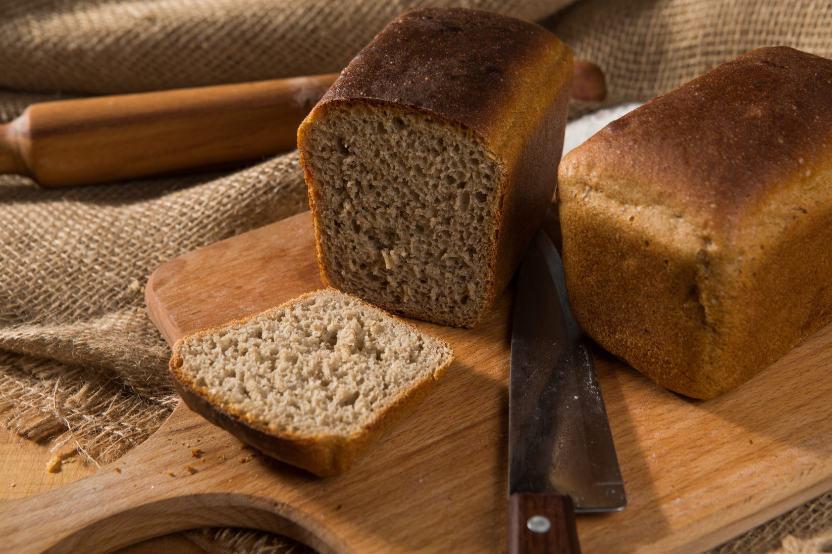 Копченый хлеб. Губденский хлеб. Хлеб из пекарни. Ржаной хлеб. Ржаной хлеб на пекарне.