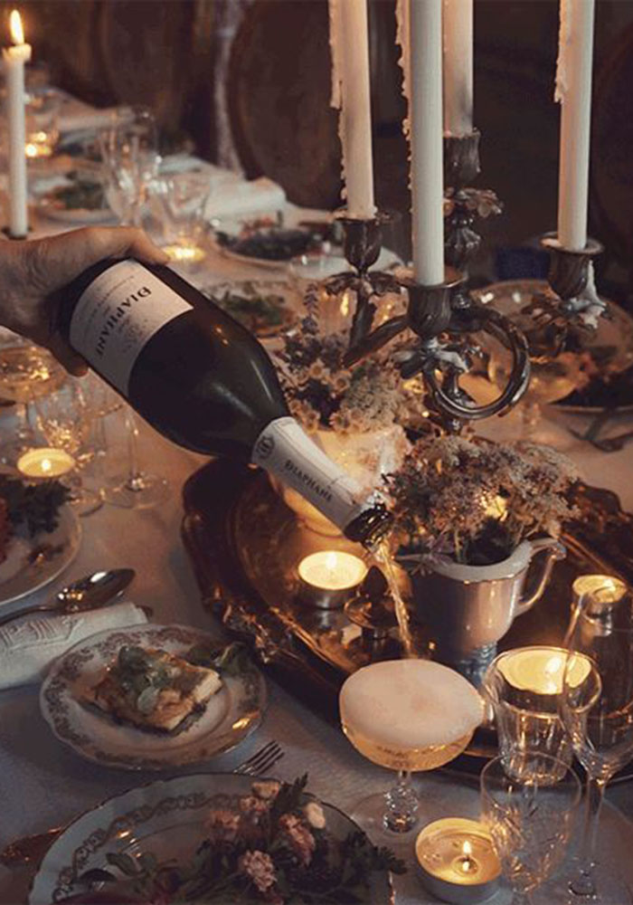 Гифка шампанское. Праздничный стол с вином. Стол с шампанским. Шампанское в бокале. Стол с шампанским и свечами.