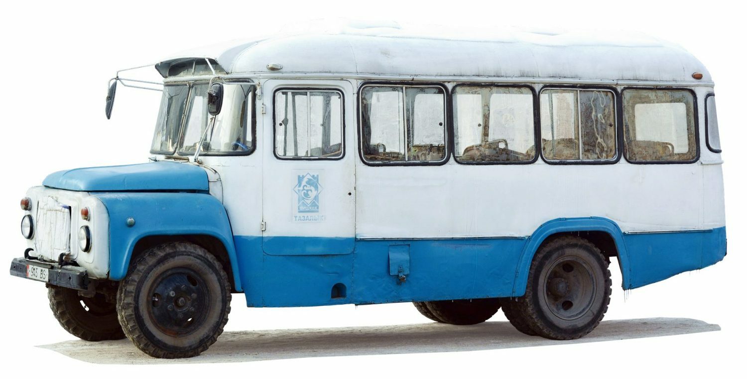 Старый автобус на белом фоне