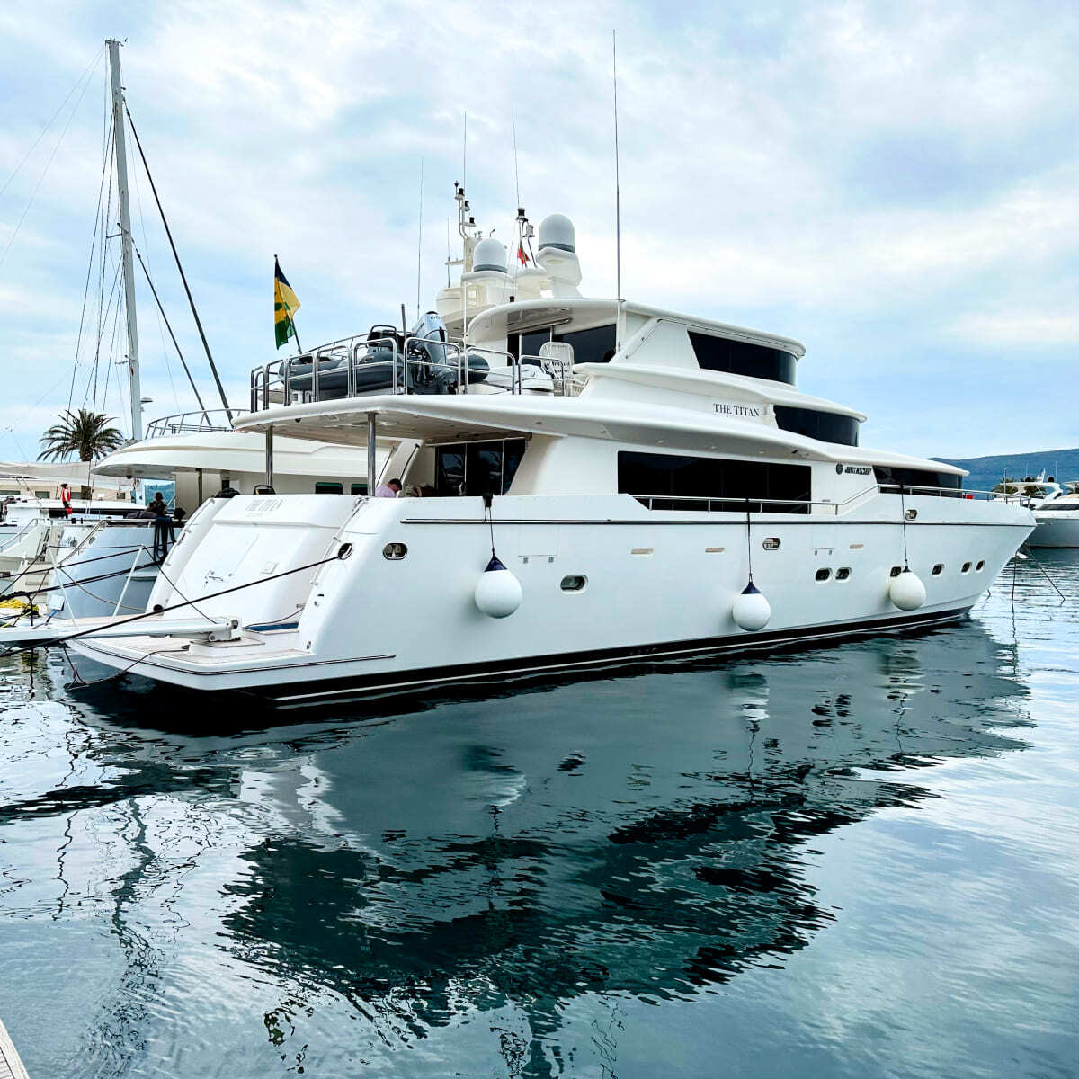 Двухэтажная яхта в порту Черногории — проект по оклейке всей мебели интерьерной плёнкой, замена цвета мебели без демонтажа, кейс ReFresh dekor