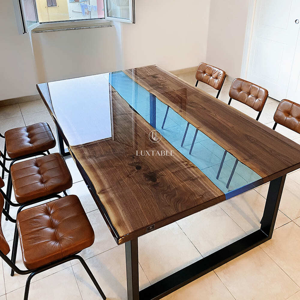 Epoxidharz Tische Alagoas aus europäischem Nussbaum und hellblauem Epoxidharz mit Metallic Effekt