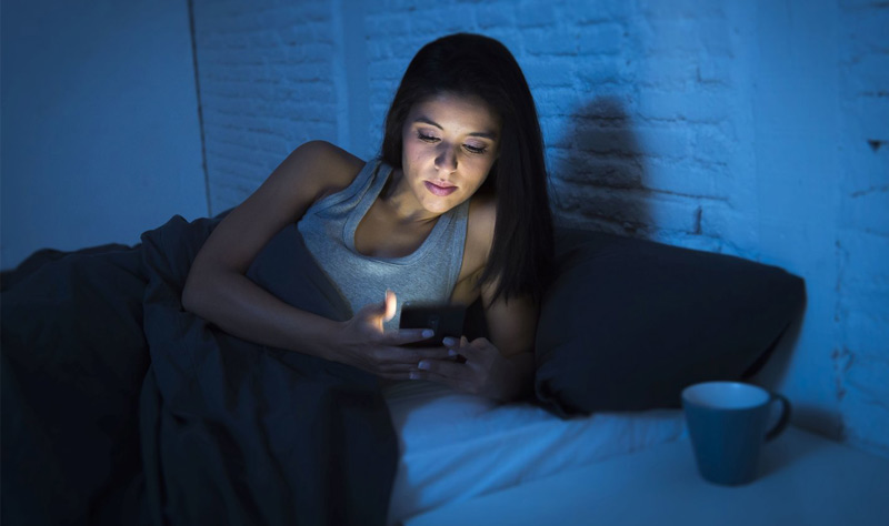 Блокиране на синята светлина чрез очила или мобилно приложение е полезно за съня