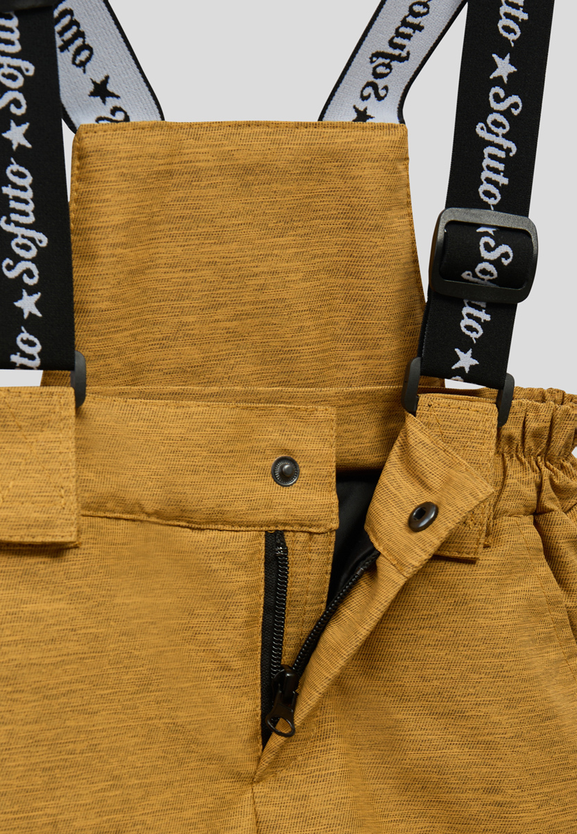 молния и заклепки на детских штанах крупным планом