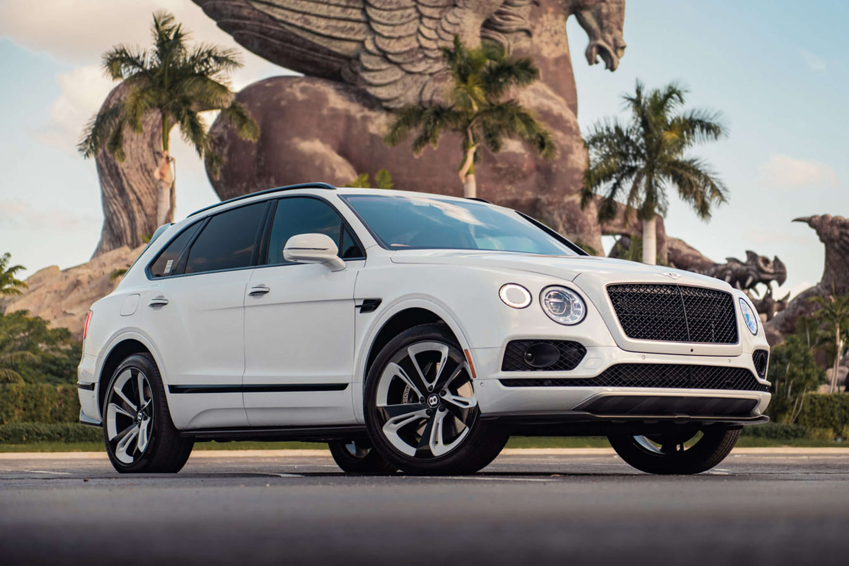 Luxury car rental miami. Bentley Bentayga с водителем. Бентли Майами.