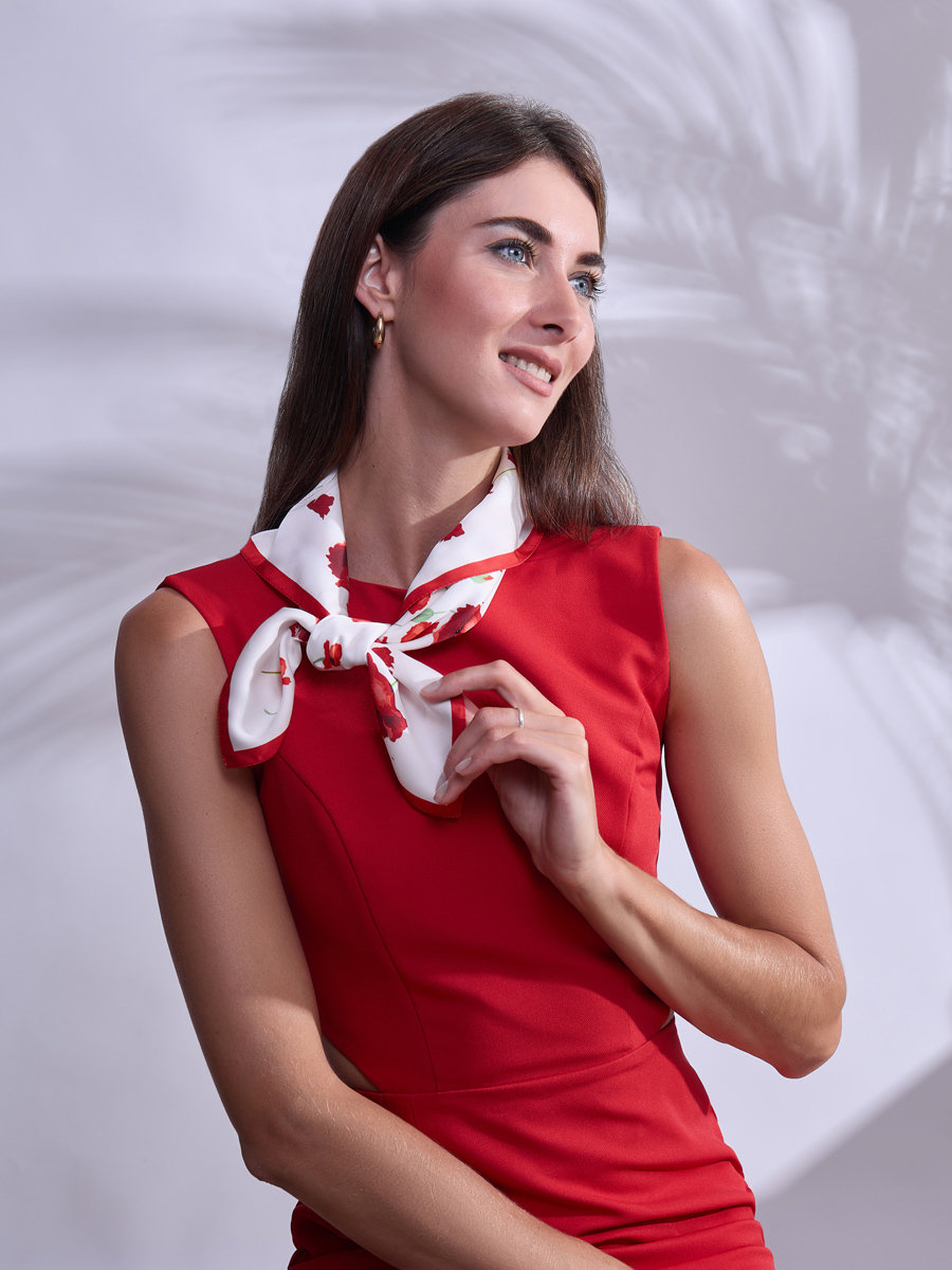 платок на шеи девушки с тенью от пальмы на фоне