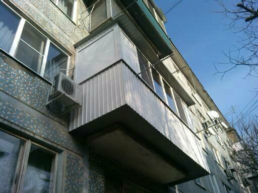 Балкон с расширением, остекленный пластиковыми окнами Рехау Делайт в Перми — стоимость, расчет