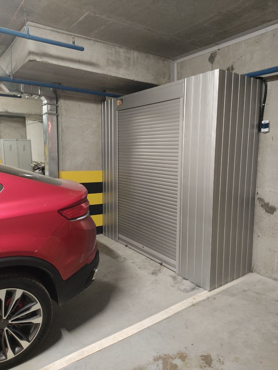 Роллетный шкаф-кладовая в паркинг (MaxParking) серебристого цвета из профлиста с металлическими полками для хранения шин, покрышек, сноубордов и лыж