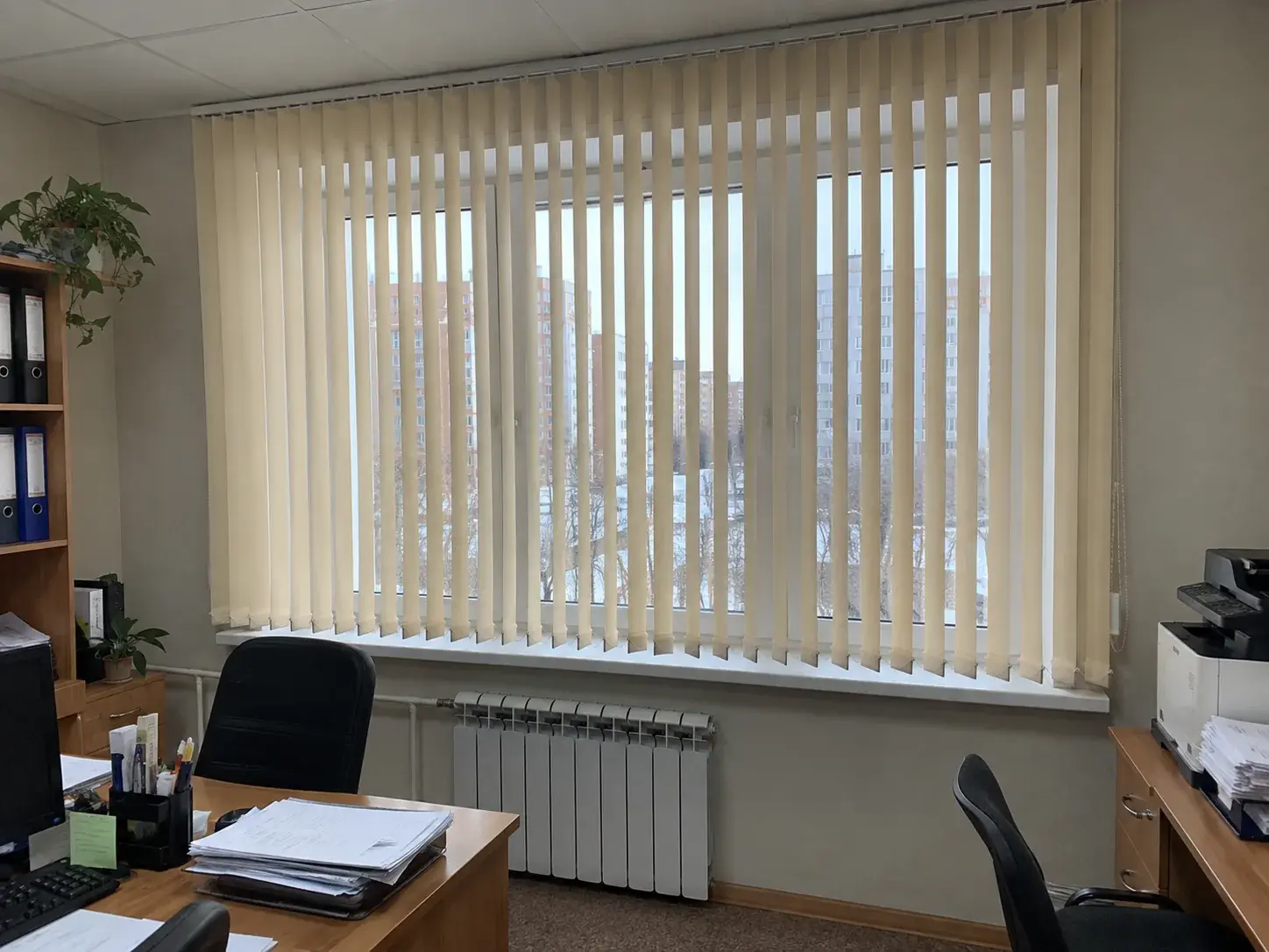 Визуализация вертикальных жалюзи в обычном офисном помещении