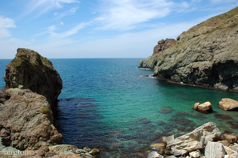 Видны берег. Мыса Фиолент в черном море. Черное море Севастополь мыс Фиолент. Пляж Яшмовый грот Дианы. Фиолент Баунти Яшмовый пляж инжир.