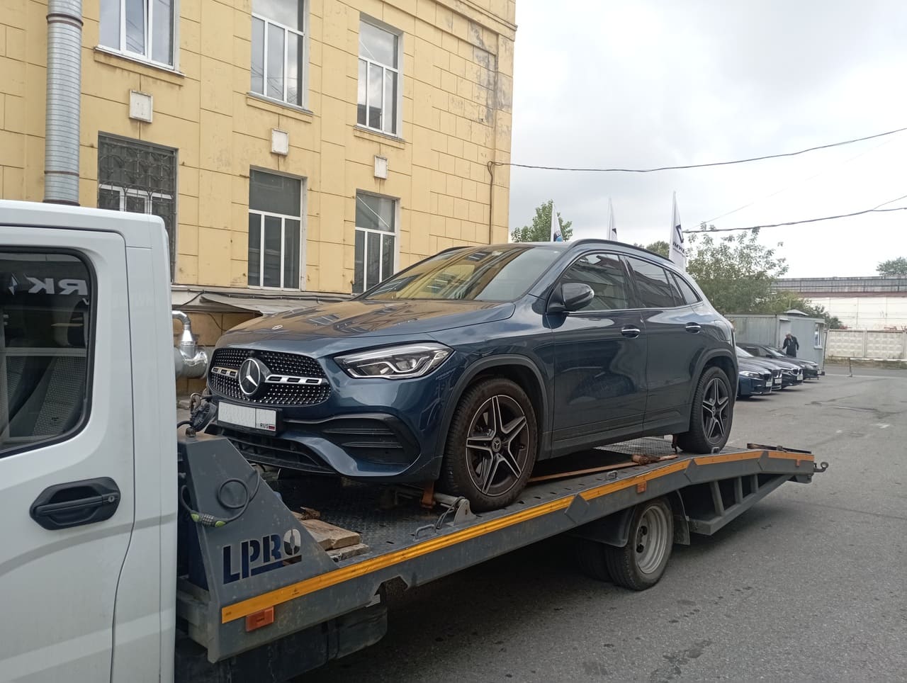 Эвакуация автомобиля Мерцедес-Бенз с Суздальского проспекта в Выборгском районе Санкт-Петербурга