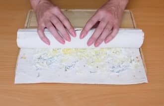 Приготовление рулета из лаваша с крабовыми палочками: шаг 11