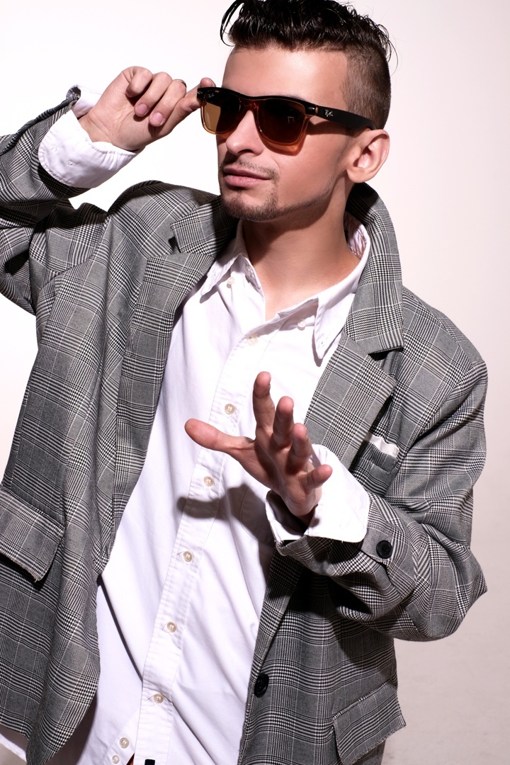 Шоуменов певец. Оригинальный ведущий на сцене. Шоуменов певец. Ведущий и певец на юбилей. Шоуменов певец.