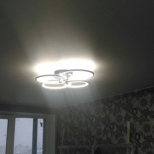 Матовый потолок в гостиной