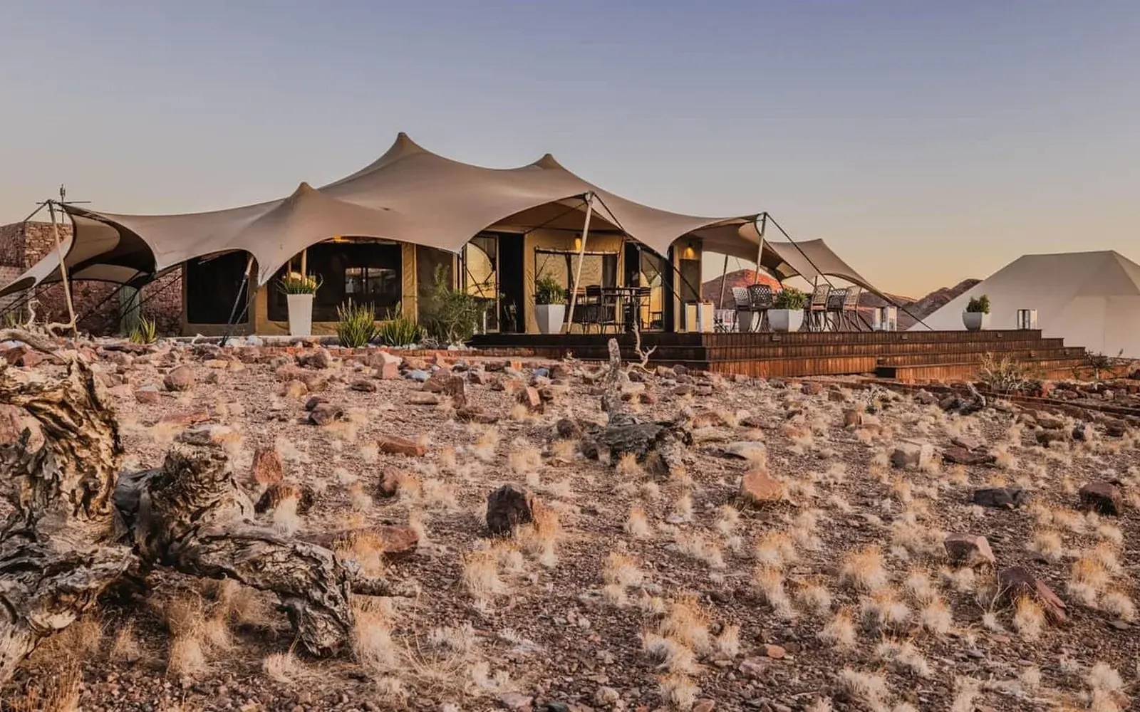 Палатки лагеря на гребне среди камней пустыни Намиб, Desert Hills Glamping Camp