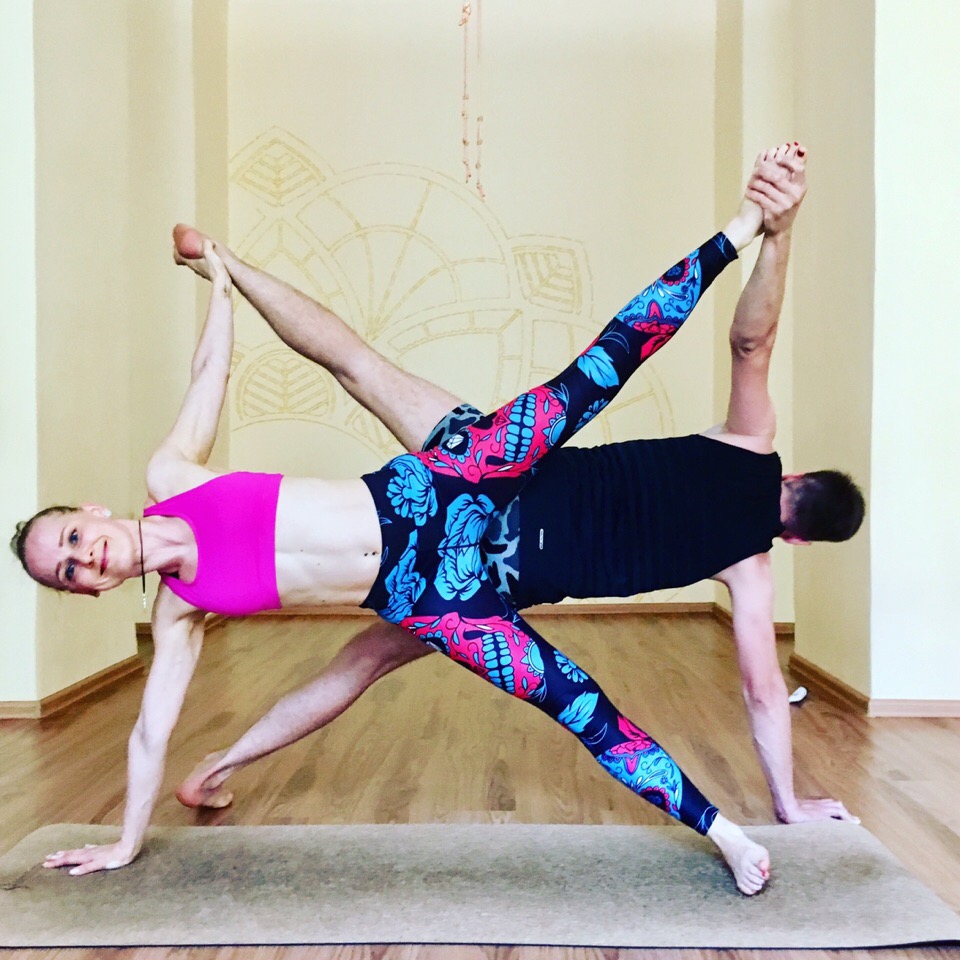 Парная йога для двоих: Легкие и сложные позы йоги для партнеров