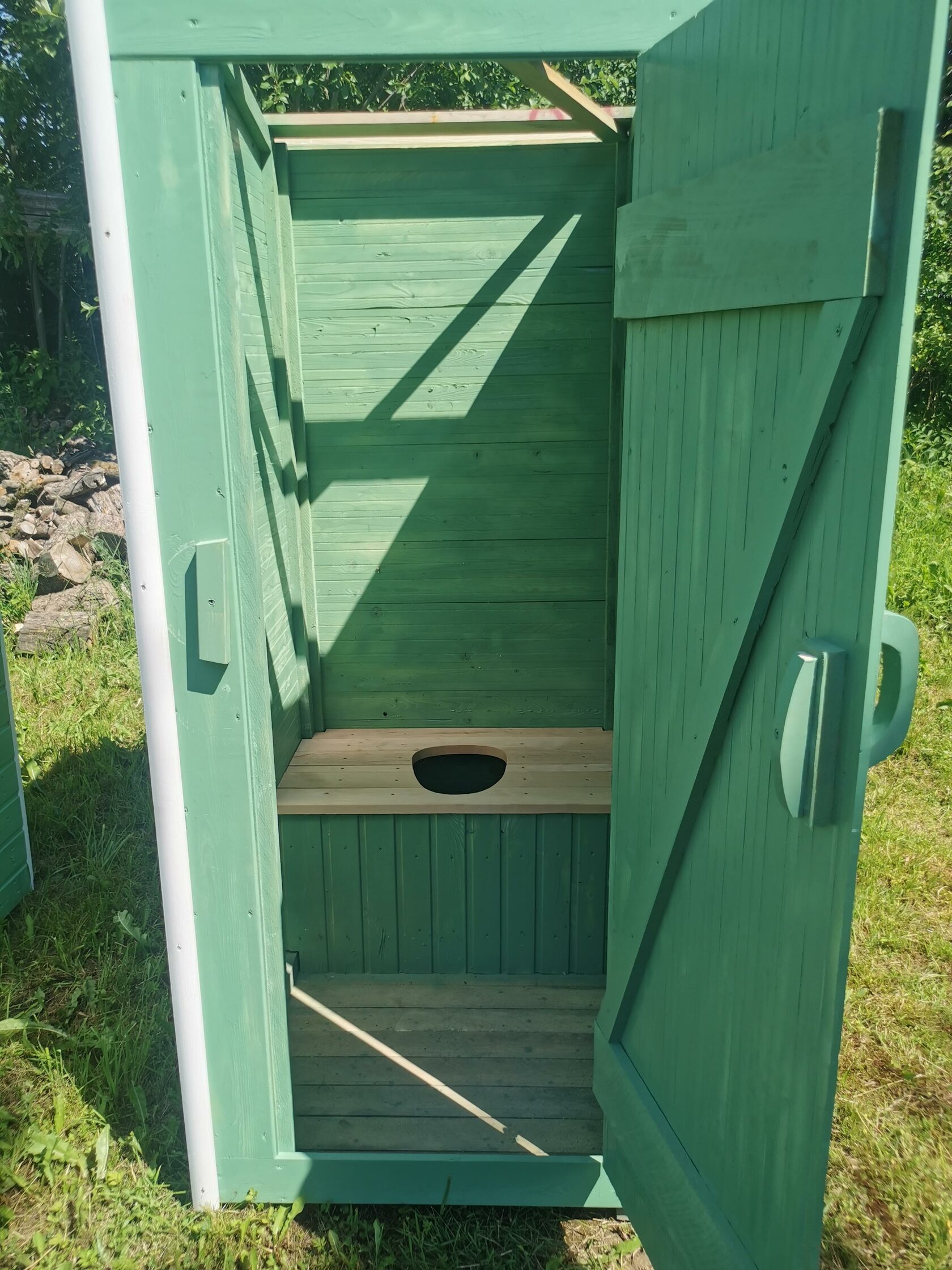 Деревянный дачный туалет с установкой