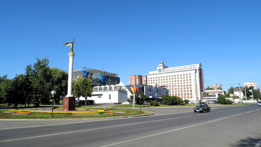 Закрытая пенза. Пенза вид на Современник. Центр города Пензы вертикально. Современник Пенза фото. Дом напротив современника.