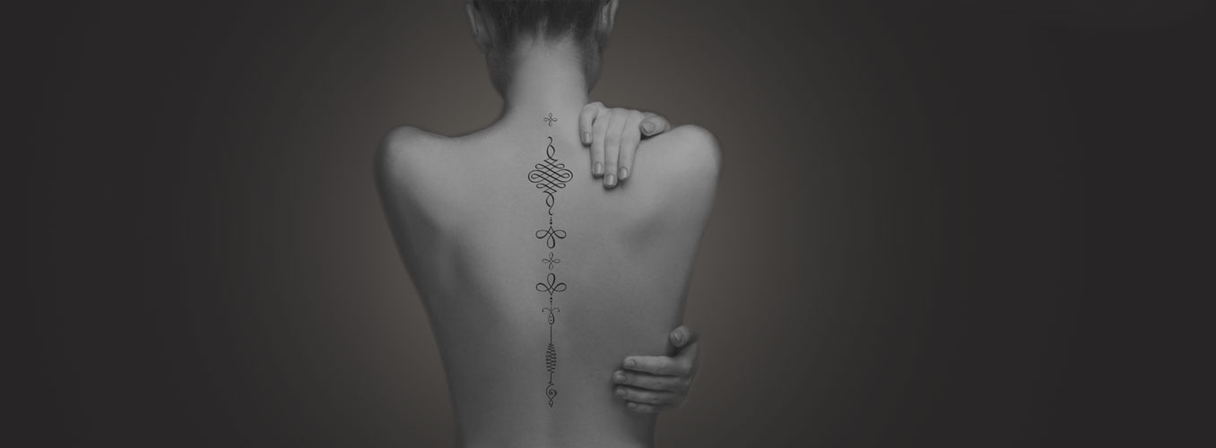 Тату (татуировки) Женские на спине: значение и эскизы для девушек и мужчин