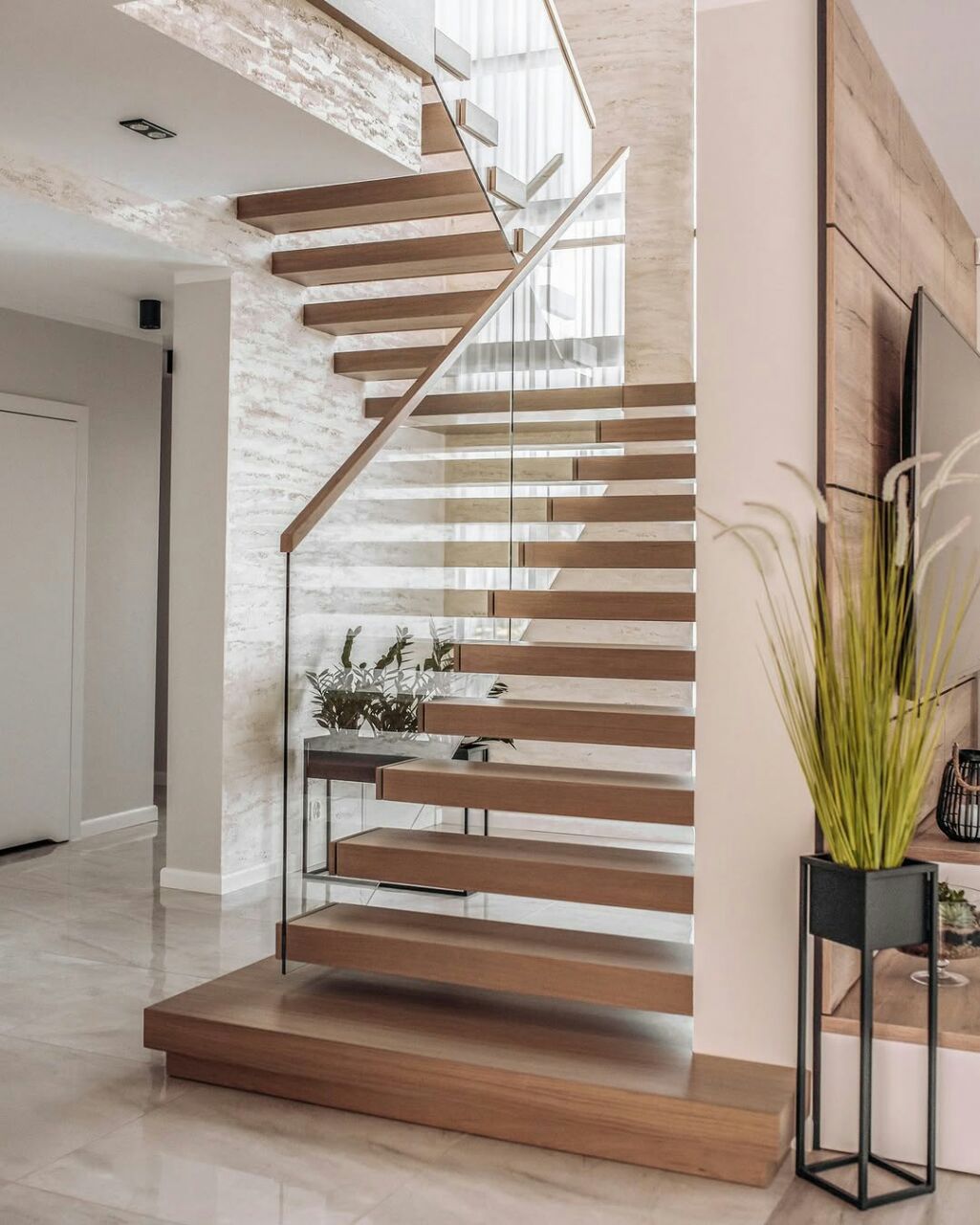 Консольная лестница с остеклением фото