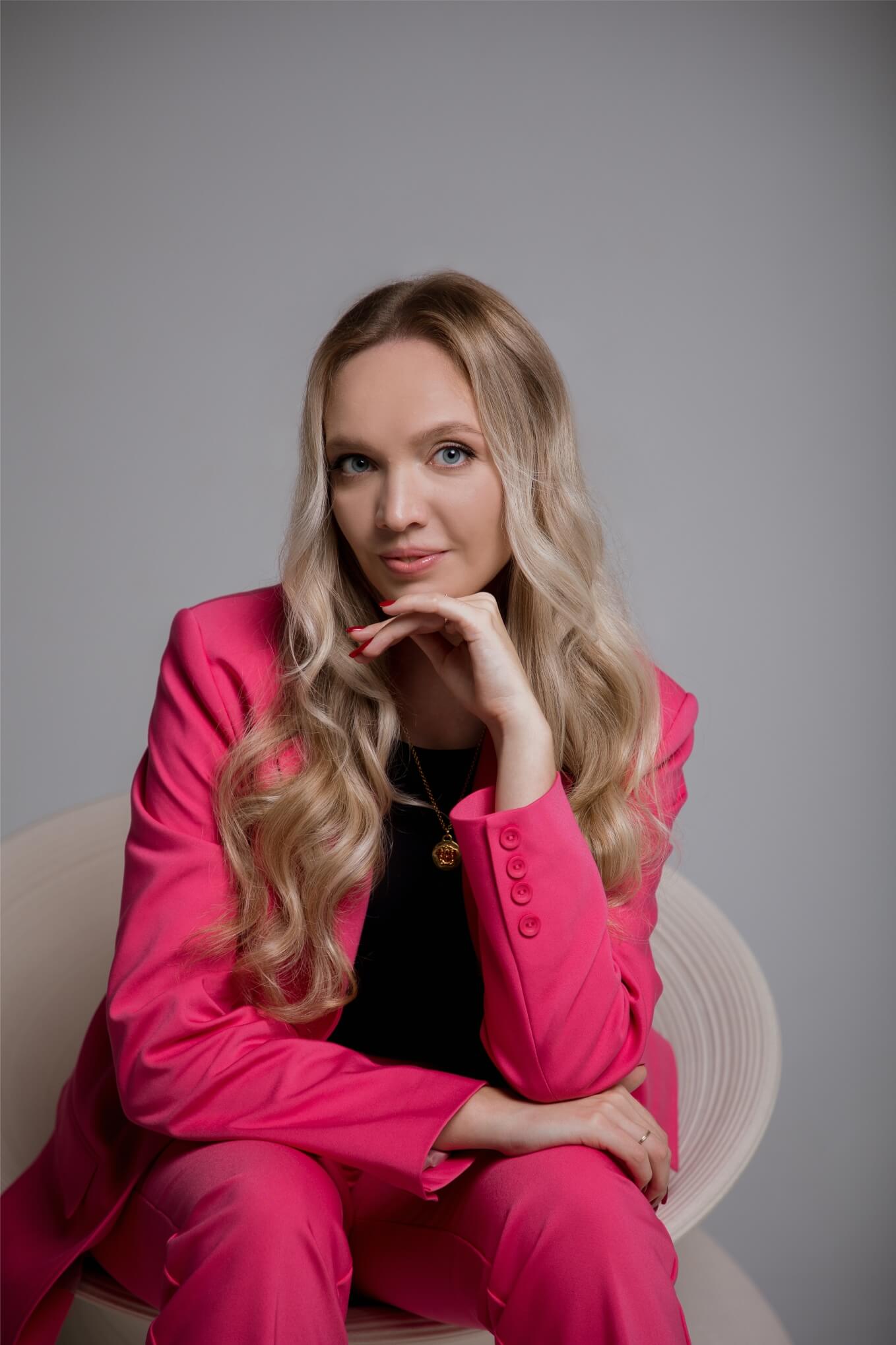 Фотосессия в деловом стиле. Магазин милана мода. Современная индустрия моды прически. Дизайнер одежды. Модельер-конструктор одежды.