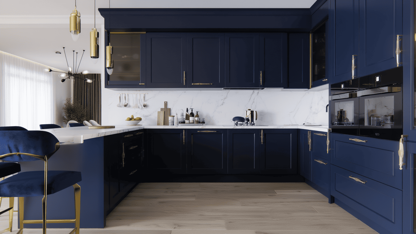 Современная кухня в тёмно-синих тонах: матовые фасады с латунной фурнитурой, белый мраморный фартук и столешница, встроенная техника и барная стойка с синими стульями