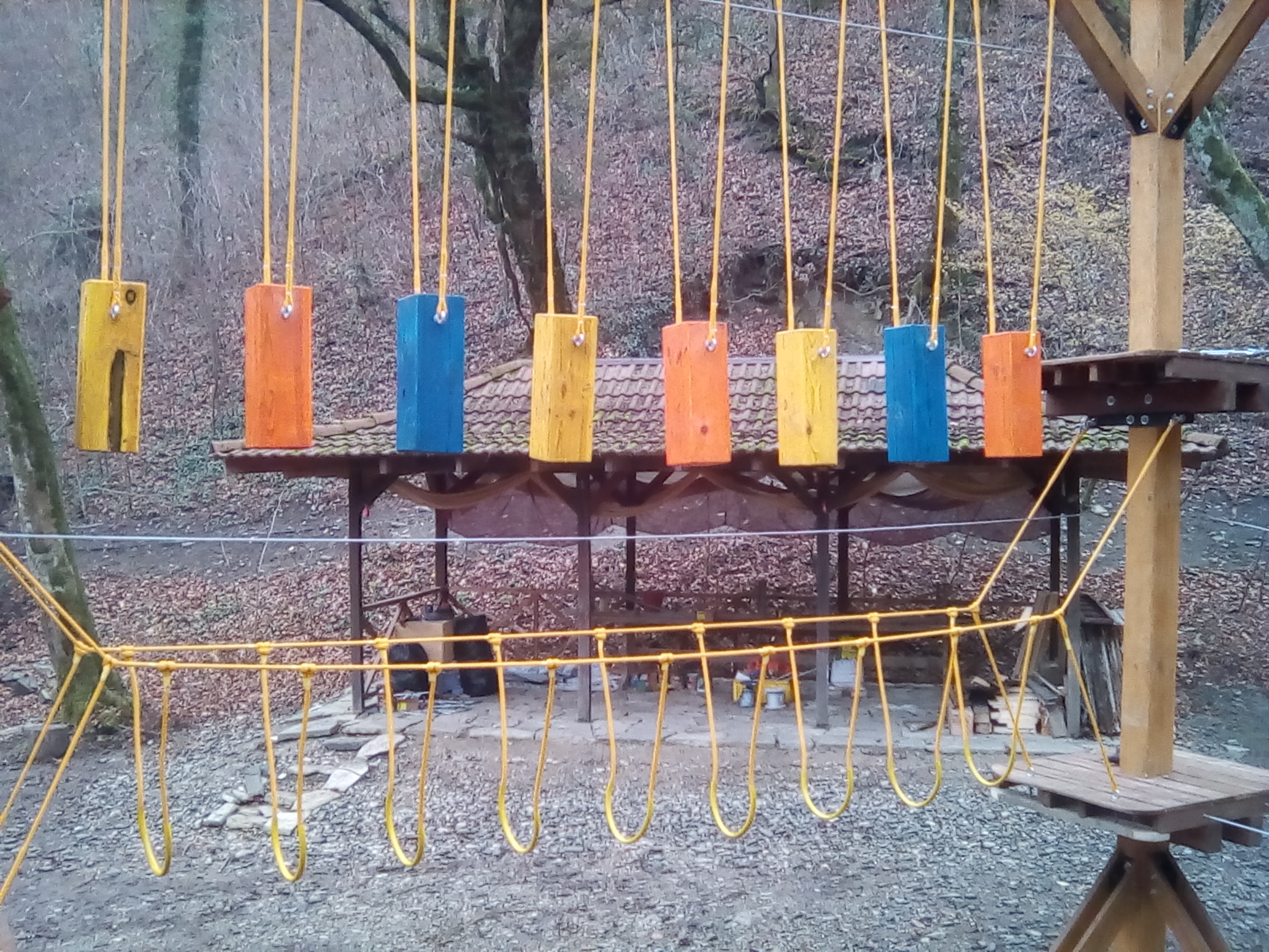  веревочный парк на деревьях,