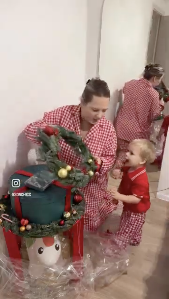 Семья распаковывает подарок Chicco