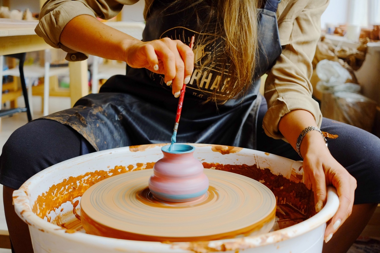 Студия керамики гончарные круги. Гончарный круг мастер класс. Мастер класс гончарное дело. Мастерская 1 глина. Керамика глина гончарный круг.