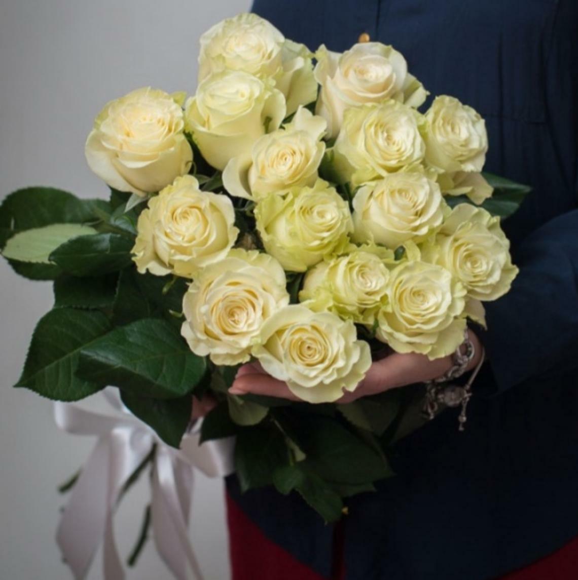 Голландские белые розы Мондиаль 50 см
