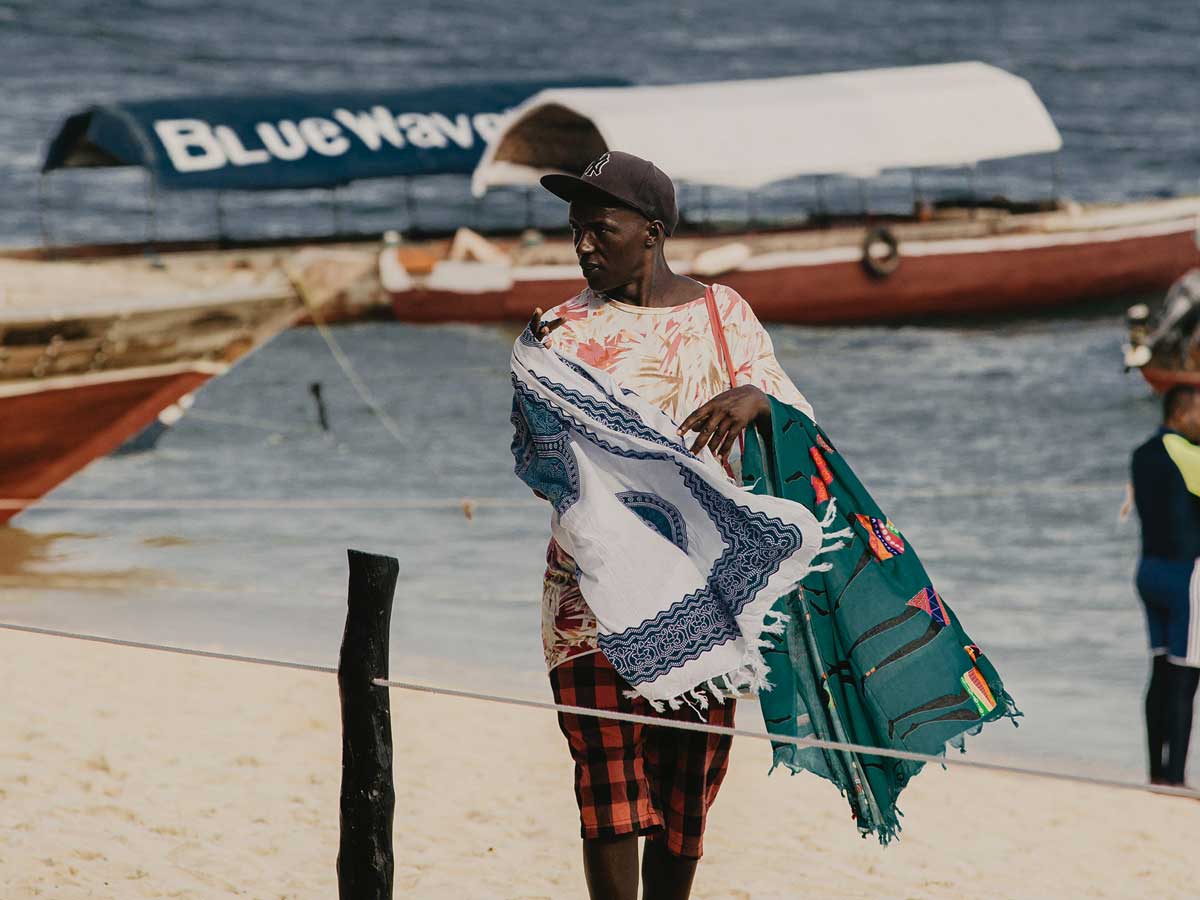 Торговец на одном из пляжей острова Занзибар