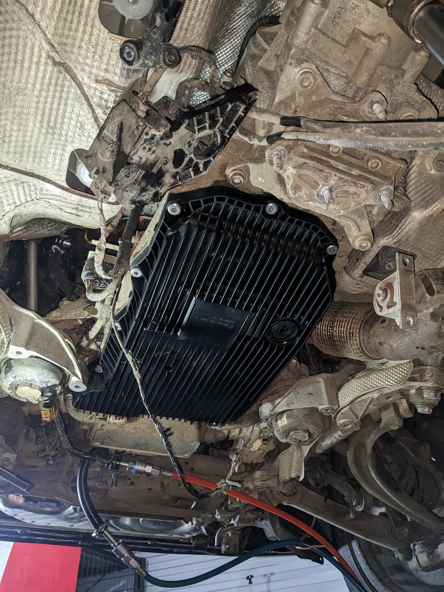 Устанавливаем на место новый поддон