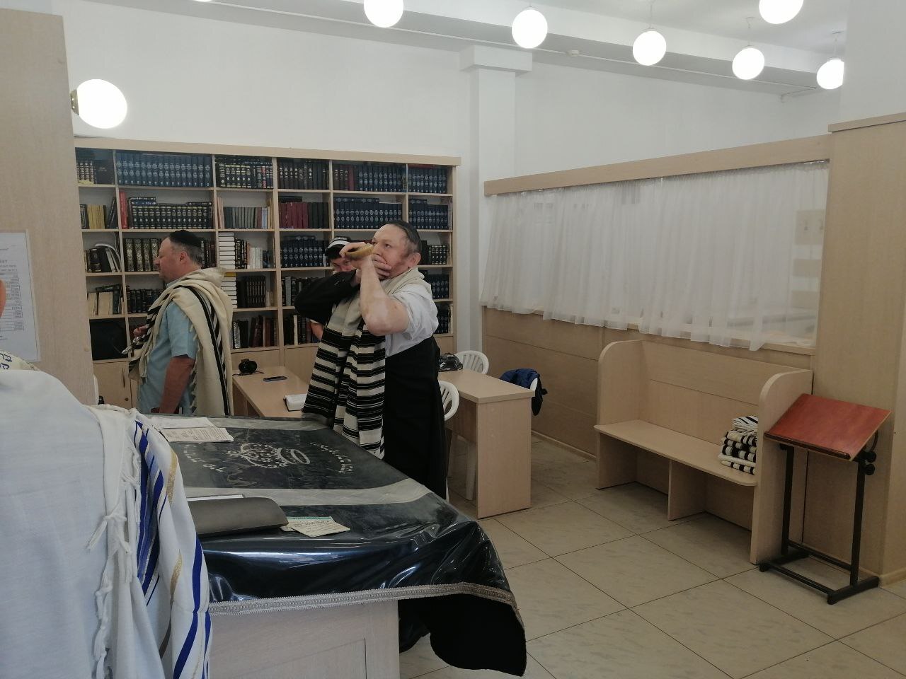 Трубление в шофар в общине "Бейс Исроэль"