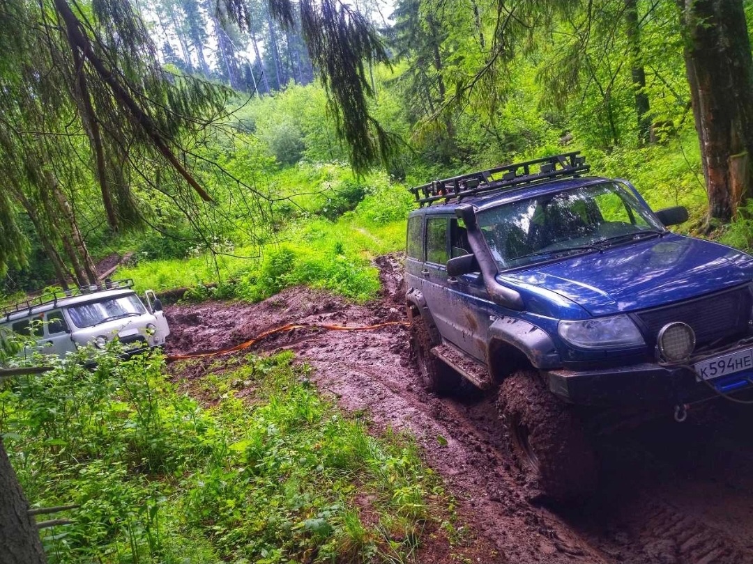 Эвакуатор 4x4 в грязи