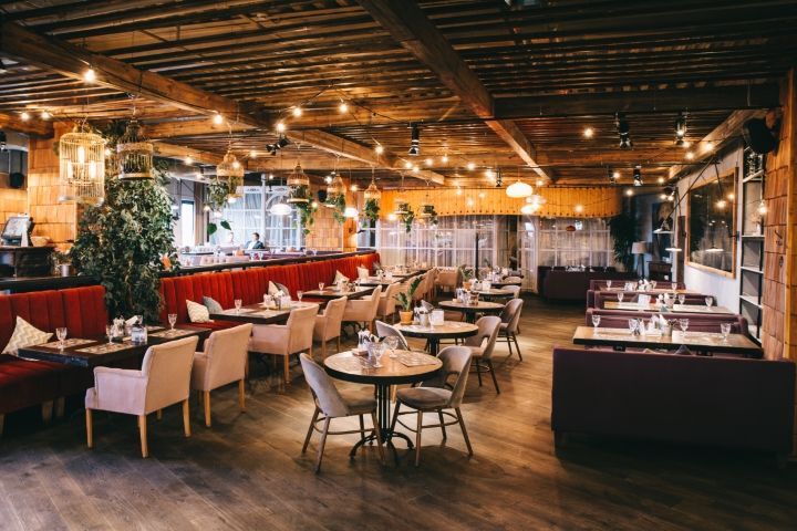 Интерьер ресторана Большая кухня Санкт-Петербург, светлый зал, панорамные окна, вид на крыши города и закат