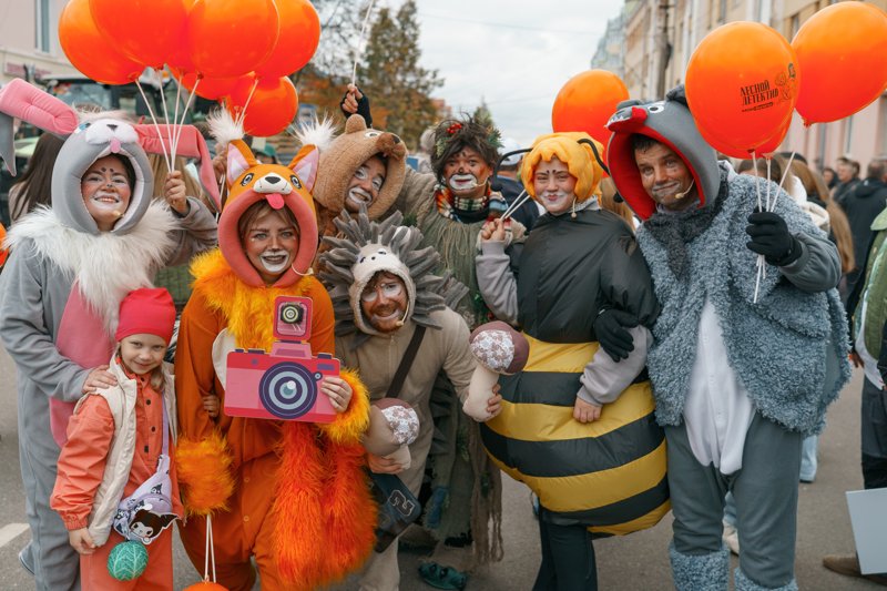 Герои спектакля со зрителями и оранжевыми шарами
