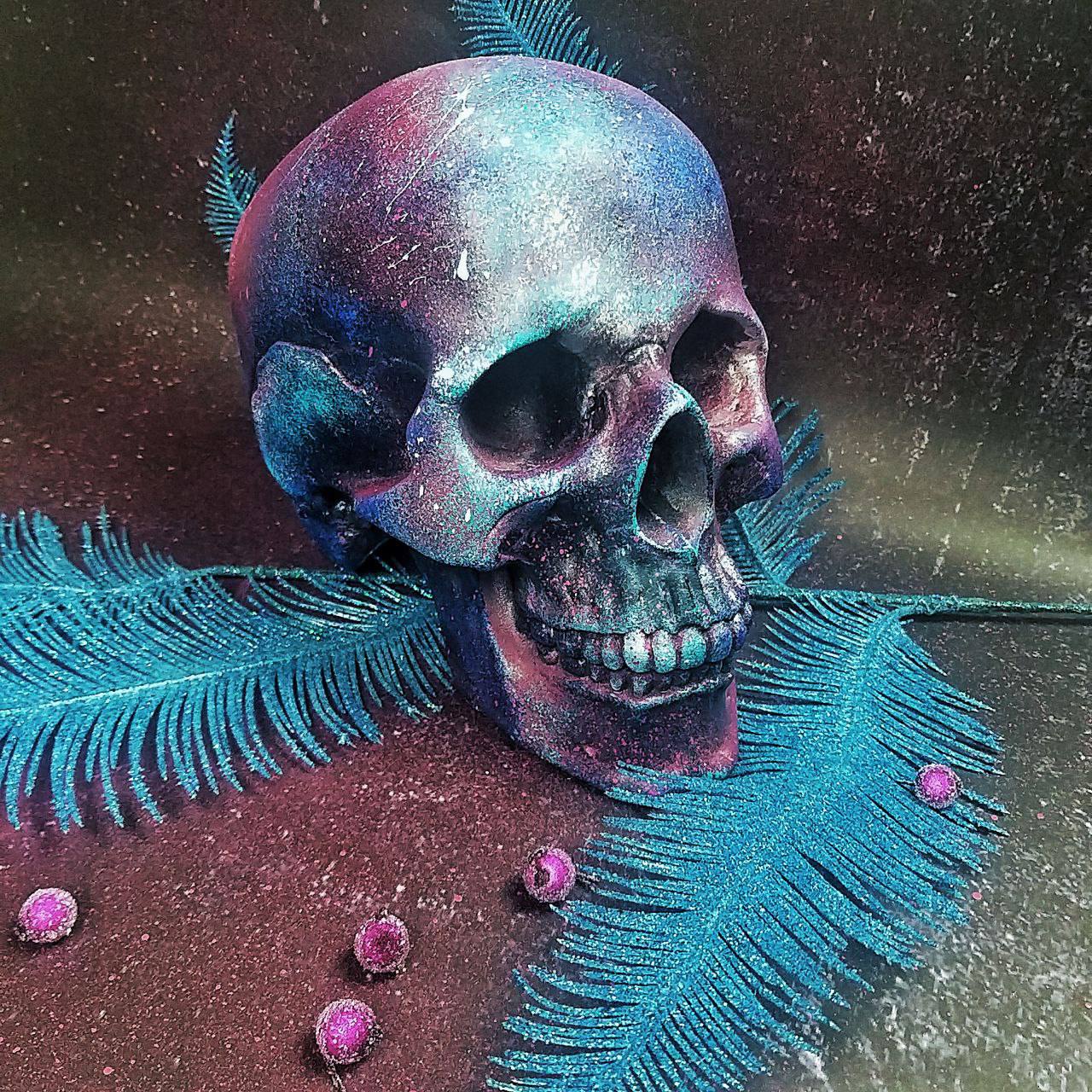 Расписанный череп с абстрактным рисунком