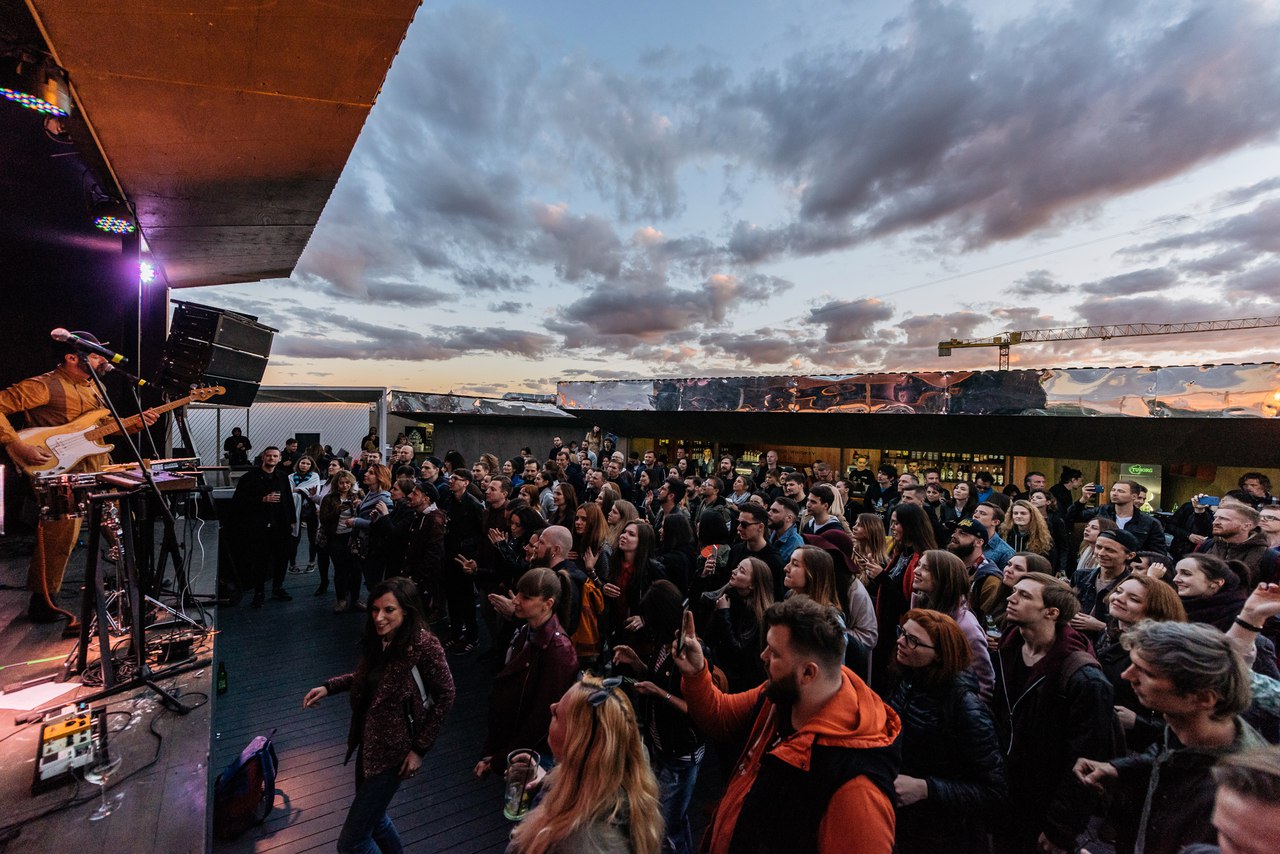 Rooffest. Крыша Hi-hat, Санкт-Петербург. Летняя площадка Hi-hat. Hi hat СПБ. Крыша Roof place Санкт-Петербург.