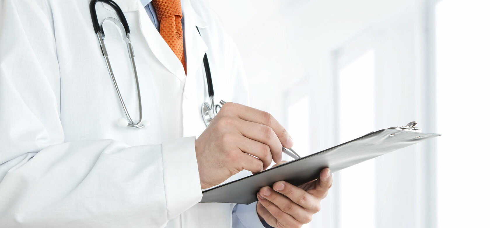 Doctor response. Врач с щитом. Медицинский поиск. Медицинский поиск. Медицинские поисковые системы.