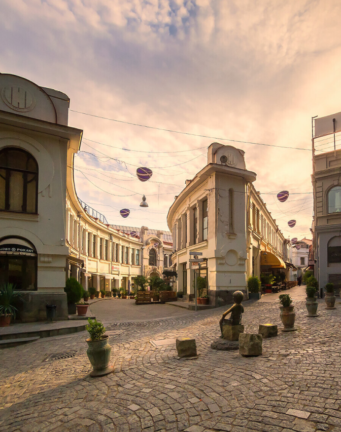 Поездка в грузию 2024. Батуми архитектура старый город. Тбилиси. Красивый старый Тбилиси. Тбилисские улочки.