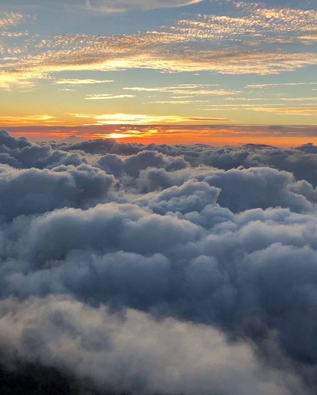 Закат над облаками наблюдение с вертолета