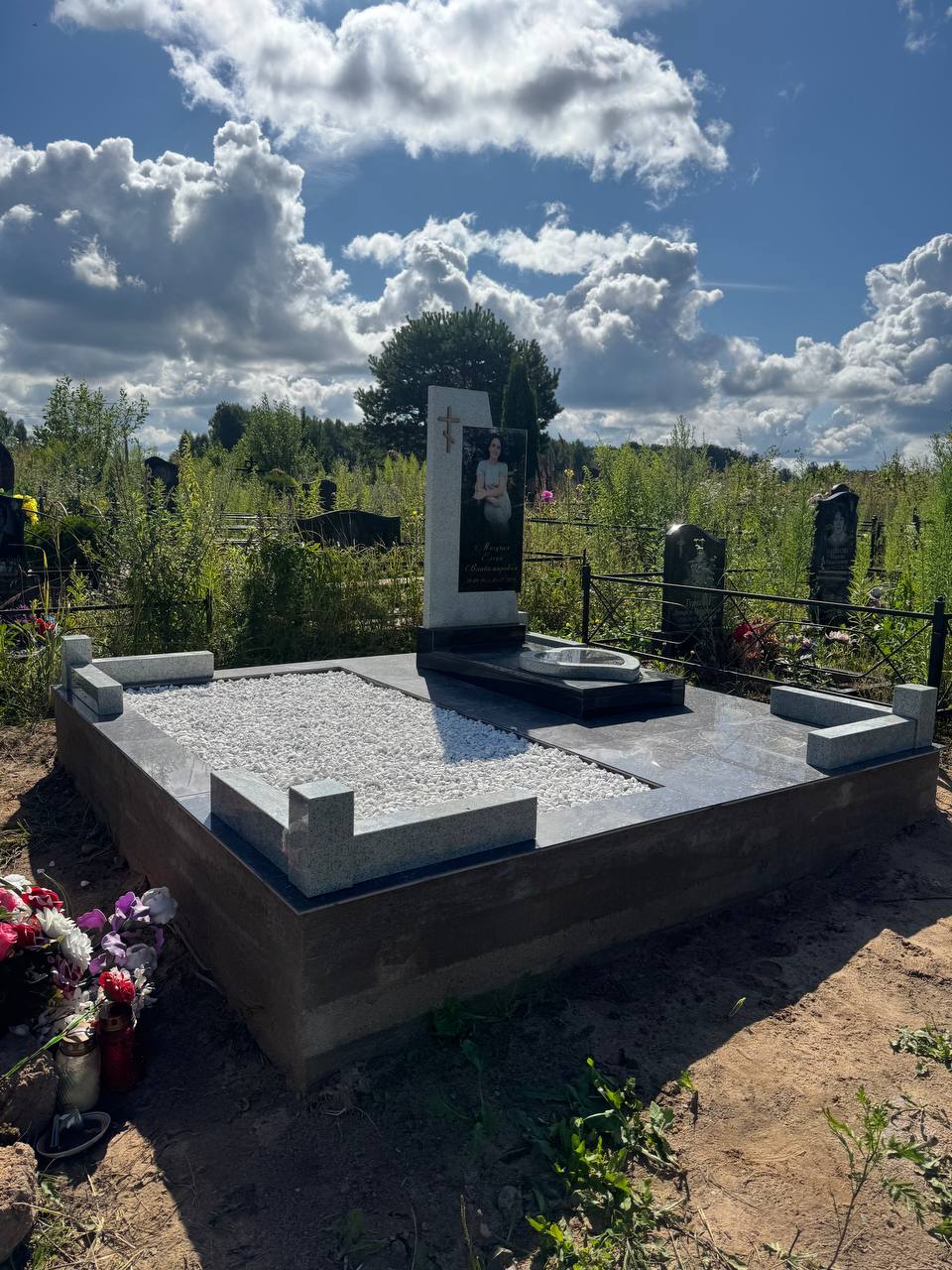 Одиночный памятник на могилу из светлого гранита