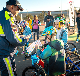 Полицейский с детьми