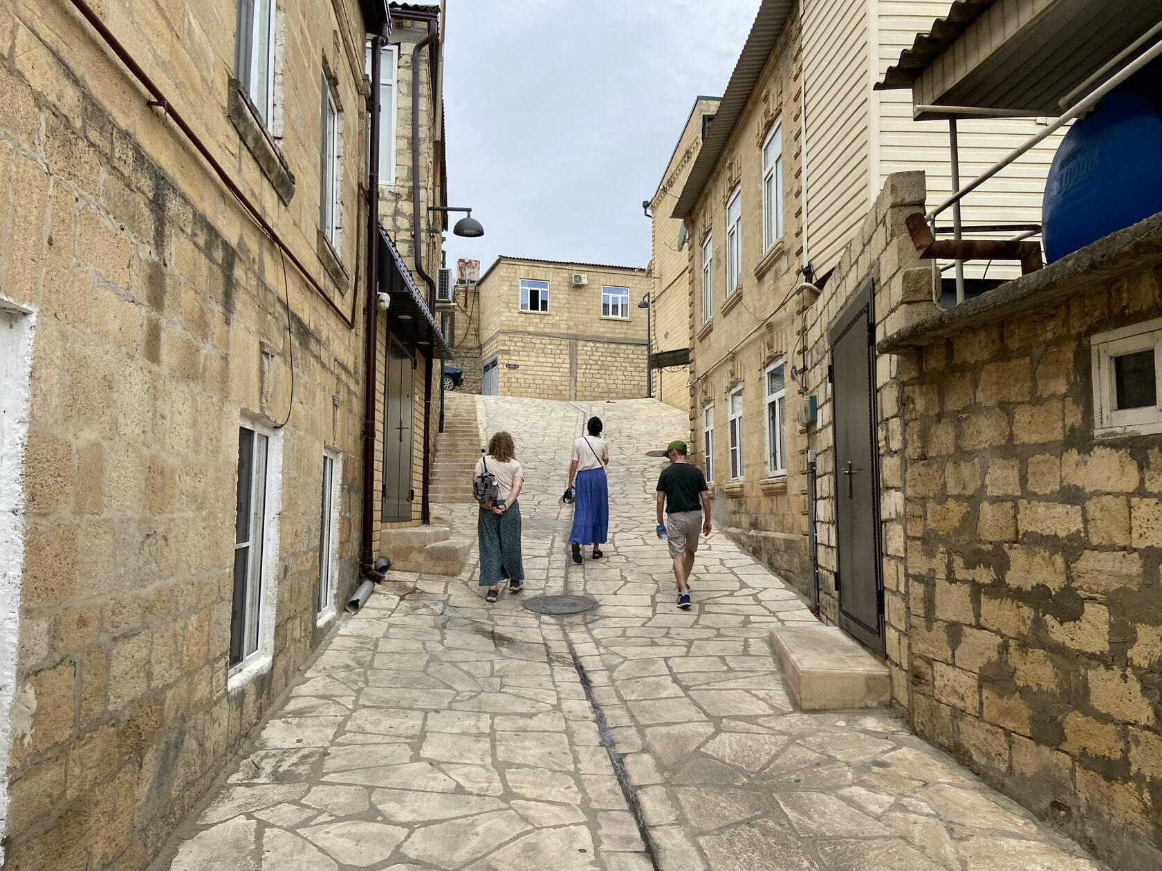 Туристы гуляют по древним крепостным стенам Нарын-Кала в Дербенте во время однодневной экскурсии.