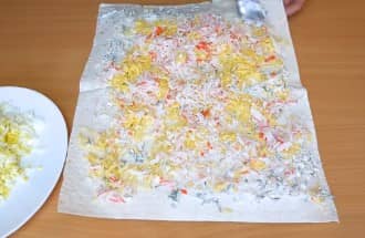 Приготовление рулета из лаваша с крабовыми палочками: шаг 9