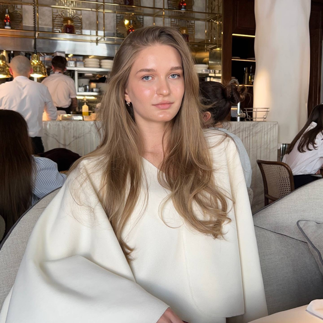Ломова Полина — ученица репетитора в Раменском, поступила в МГУ им. Ломоносова на рекламу и связи с общественностью после подготовки к ЕГЭ