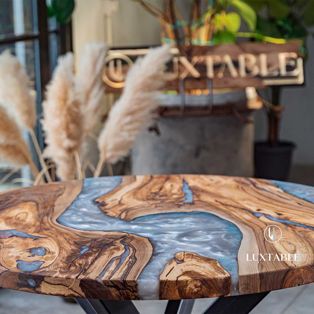 Tavolo rotondo da pranzo in olmo e resina verde bosco