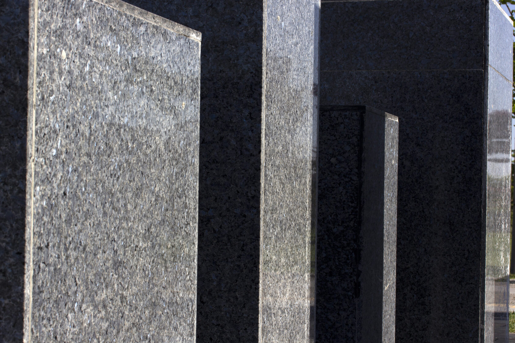 Уход за гранитными и мраморными изделиями: советы на каждый сезон