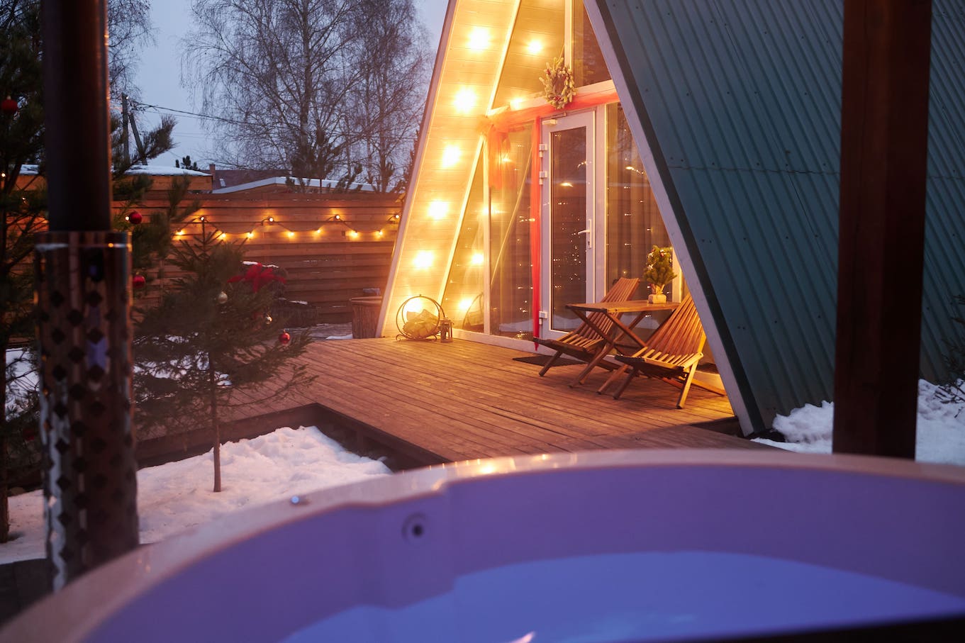 Уединенный A-frame домик Aframe Happy с панорамными окнами — идея для романтического уикенда 14 февраля